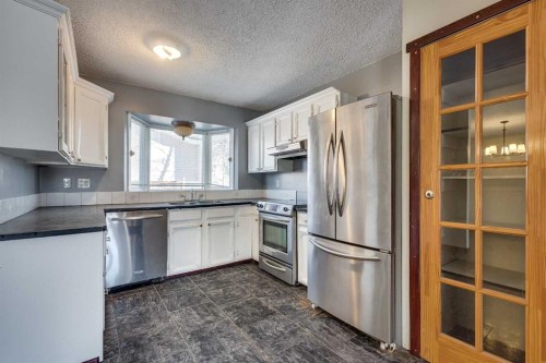 3 Armstrong Close, Red Deer, AB - Indoor Photo Showing Kitchen