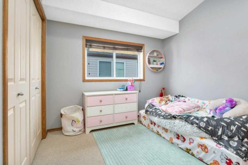 15 Jacobs Close, Red Deer, AB - Indoor Photo Showing Bedroom