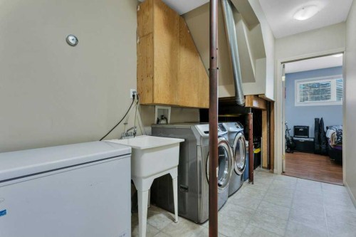 15 Jacobs Close, Red Deer, AB - Indoor Photo Showing Laundry Room