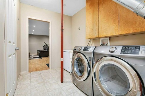 15 Jacobs Close, Red Deer, AB - Indoor Photo Showing Laundry Room