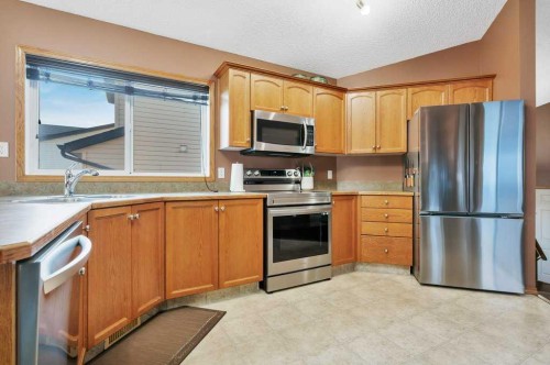 15 Jacobs Close, Red Deer, AB - Indoor Photo Showing Kitchen