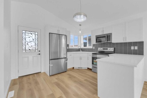 4812 55 Avenue, Bentley, AB - Indoor Photo Showing Kitchen With Upgraded Kitchen