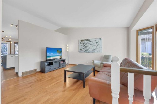 16 Parson Drive, Sylvan Lake, AB - Indoor Photo Showing Living Room