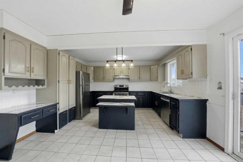 32 Huget Crescent, Red Deer, AB - Indoor Photo Showing Kitchen