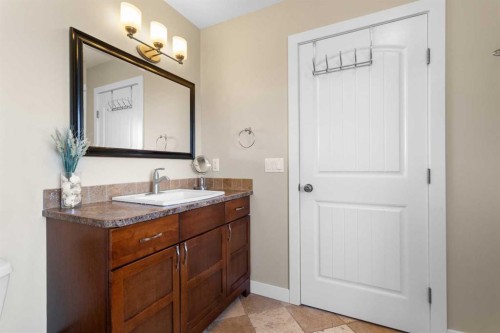 7008 Henners Gate, Lacombe, AB - Indoor Photo Showing Bathroom