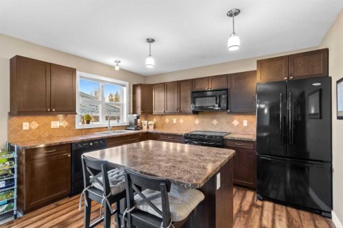 7008 Henners Gate, Lacombe, AB - Indoor Photo Showing Kitchen