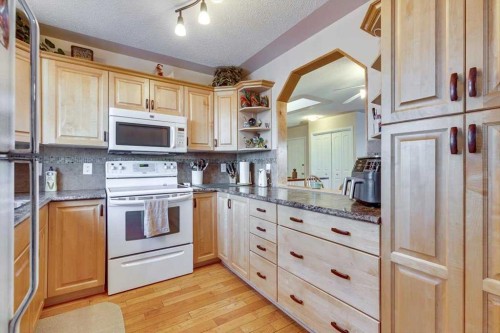 40 Nielsen Close, Red Deer, AB - Indoor Photo Showing Kitchen