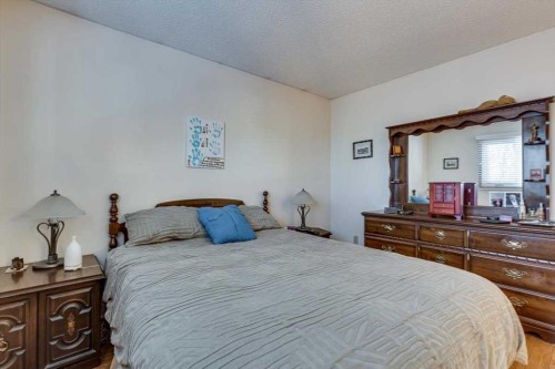 40 Nielsen Close, Red Deer, AB - Indoor Photo Showing Bedroom