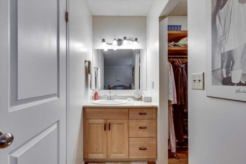 40 Nielsen Close, Red Deer, AB - Indoor Photo Showing Bathroom