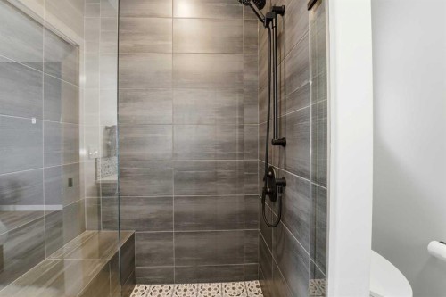 7 Thorne Place, Red Deer, AB - Indoor Photo Showing Bathroom