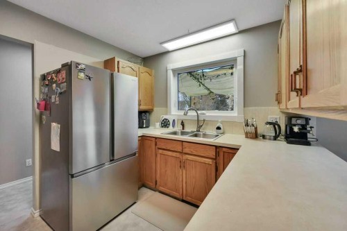 4 Blackstone Avenue, Lacombe, AB - Indoor Photo Showing Kitchen With Double Sink