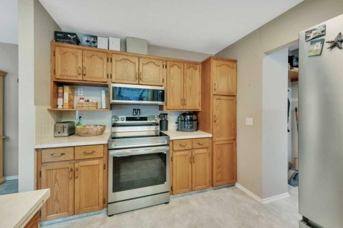 4 Blackstone Avenue, Lacombe, AB - Indoor Photo Showing Kitchen