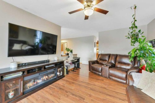 4 Blackstone Avenue, Lacombe, AB - Indoor Photo Showing Living Room