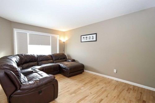 26 Jenner Crescent, Red Deer, AB - Indoor Photo Showing Living Room