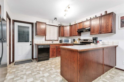 67 Garden Road, Lacombe, AB - Indoor Photo Showing Kitchen
