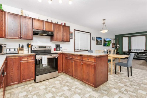 67 Garden Road, Lacombe, AB - Indoor Photo Showing Kitchen
