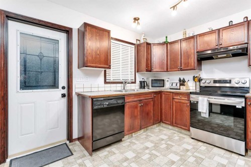 67 Garden Road, Lacombe, AB - Indoor Photo Showing Kitchen