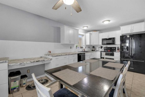157 Kidd Close, Red Deer, AB - Indoor Photo Showing Kitchen