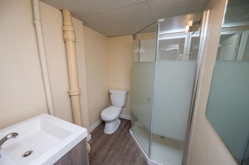 5811 43 Avenue, Red Deer, AB - Indoor Photo Showing Bathroom