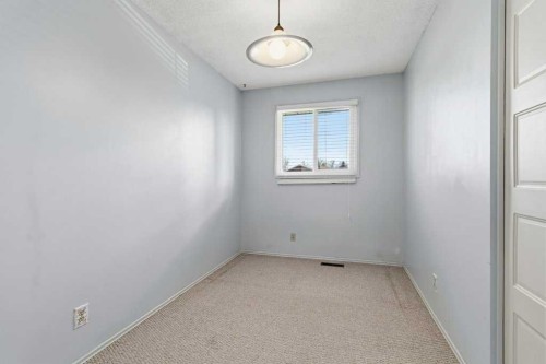 40 Neal Close, Red Deer, AB - Indoor Photo Showing Other Room