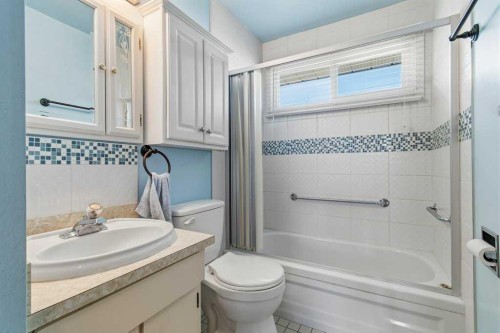 40 Neal Close, Red Deer, AB - Indoor Photo Showing Bathroom