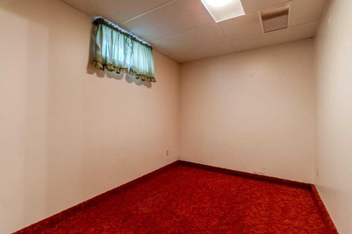40 Neal Close, Red Deer, AB - Indoor Photo Showing Other Room