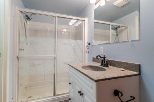 40 Neal Close, Red Deer, AB - Indoor Photo Showing Bathroom
