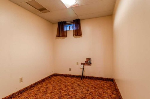 40 Neal Close, Red Deer, AB - Indoor Photo Showing Other Room