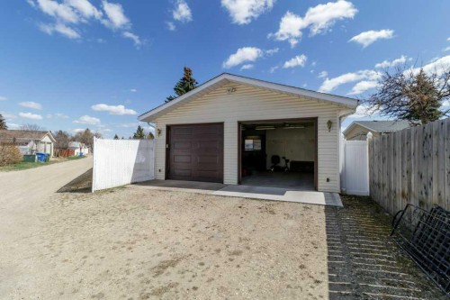 40 Neal Close, Red Deer, AB - Outdoor