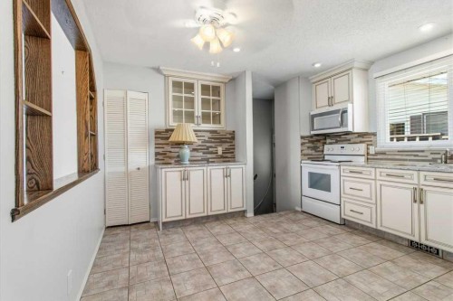 40 Neal Close, Red Deer, AB - Indoor Photo Showing Kitchen