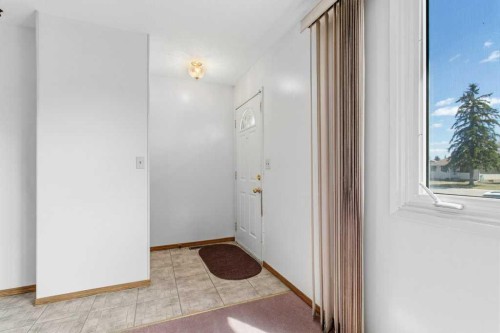 40 Neal Close, Red Deer, AB - Indoor Photo Showing Other Room
