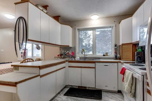 35 Ayers Avenue, Red Deer, AB - Indoor Photo Showing Kitchen