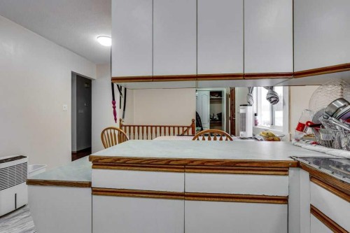 35 Ayers Avenue, Red Deer, AB - Indoor Photo Showing Kitchen