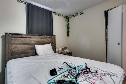 35 Ayers Avenue, Red Deer, AB - Indoor Photo Showing Bedroom