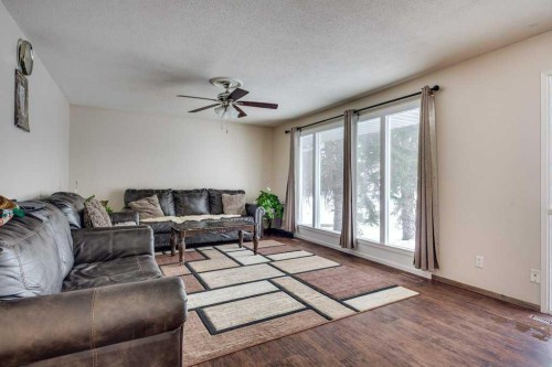 35 Ayers Avenue, Red Deer, AB - Indoor Photo Showing Living Room