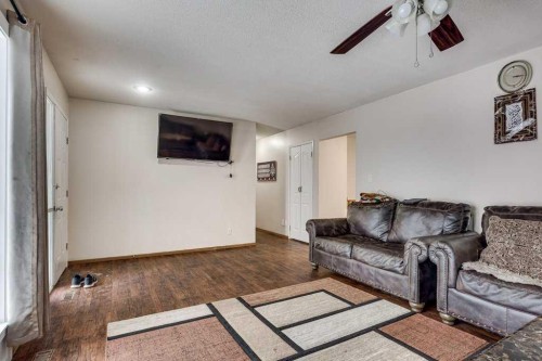 35 Ayers Avenue, Red Deer, AB - Indoor Photo Showing Living Room