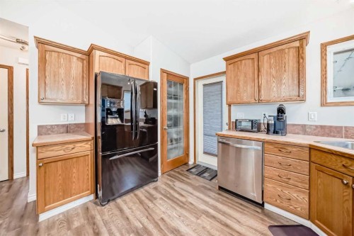 13 Rolling Hills Ridge, Blackfalds, AB - Indoor Photo Showing Kitchen