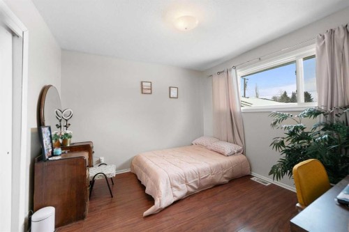 5228 53 Avenue, Viking, AB - Indoor Photo Showing Bedroom