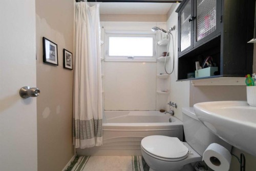 5228 53 Avenue, Viking, AB - Indoor Photo Showing Bathroom