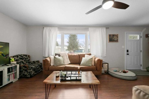 5228 53 Avenue, Viking, AB - Indoor Photo Showing Living Room