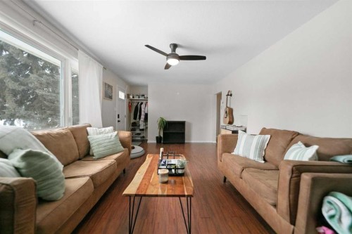 5228 53 Avenue, Viking, AB - Indoor Photo Showing Living Room