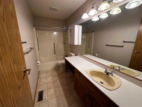 202 Ebert Close, Red Deer, AB - Indoor Photo Showing Bathroom