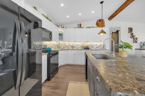 19-41019 Range Road 11, Rural Lacombe County, AB - Indoor Photo Showing Kitchen With Upgraded Kitchen