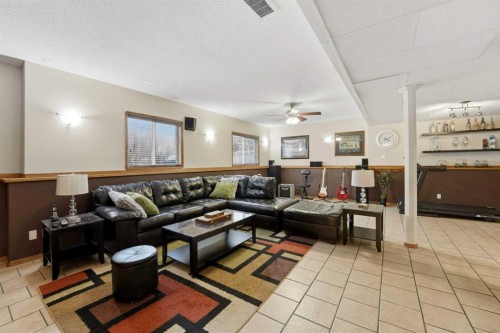 22 Lampard Crescent, Red Deer, AB - Indoor Photo Showing Living Room