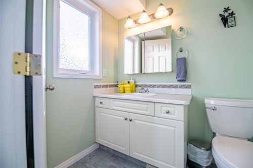 82 Westglen Boulevard, Blackfalds, AB - Indoor Photo Showing Bathroom