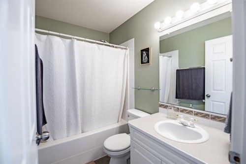 82 Westglen Boulevard, Blackfalds, AB - Indoor Photo Showing Bathroom