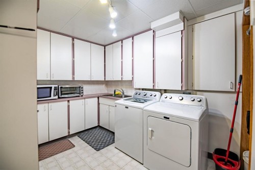 82 Westglen Boulevard, Blackfalds, AB - Indoor Photo Showing Laundry Room