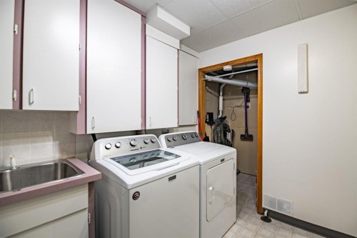 82 Westglen Boulevard, Blackfalds, AB - Indoor Photo Showing Laundry Room