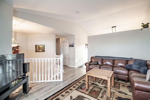 82 Westglen Boulevard, Blackfalds, AB - Indoor Photo Showing Living Room