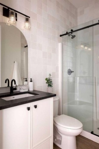 55 Creekview Avenue Sw, Calgary, AB - Indoor Photo Showing Bathroom